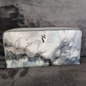 Simply Vera Wang leather, zip around wallet